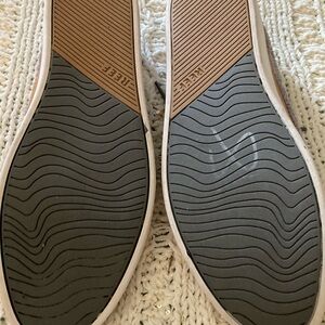 Reef Gray and Tan Textured size 10 Sneakers
